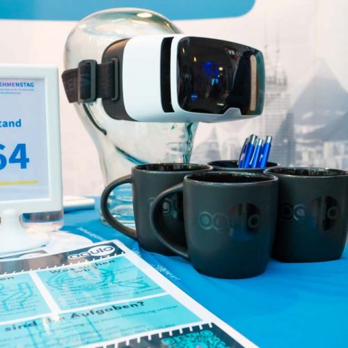 Unternehmenstag 2022: Tassen und VR Brille des Ausstellers Ogulo GmbH
